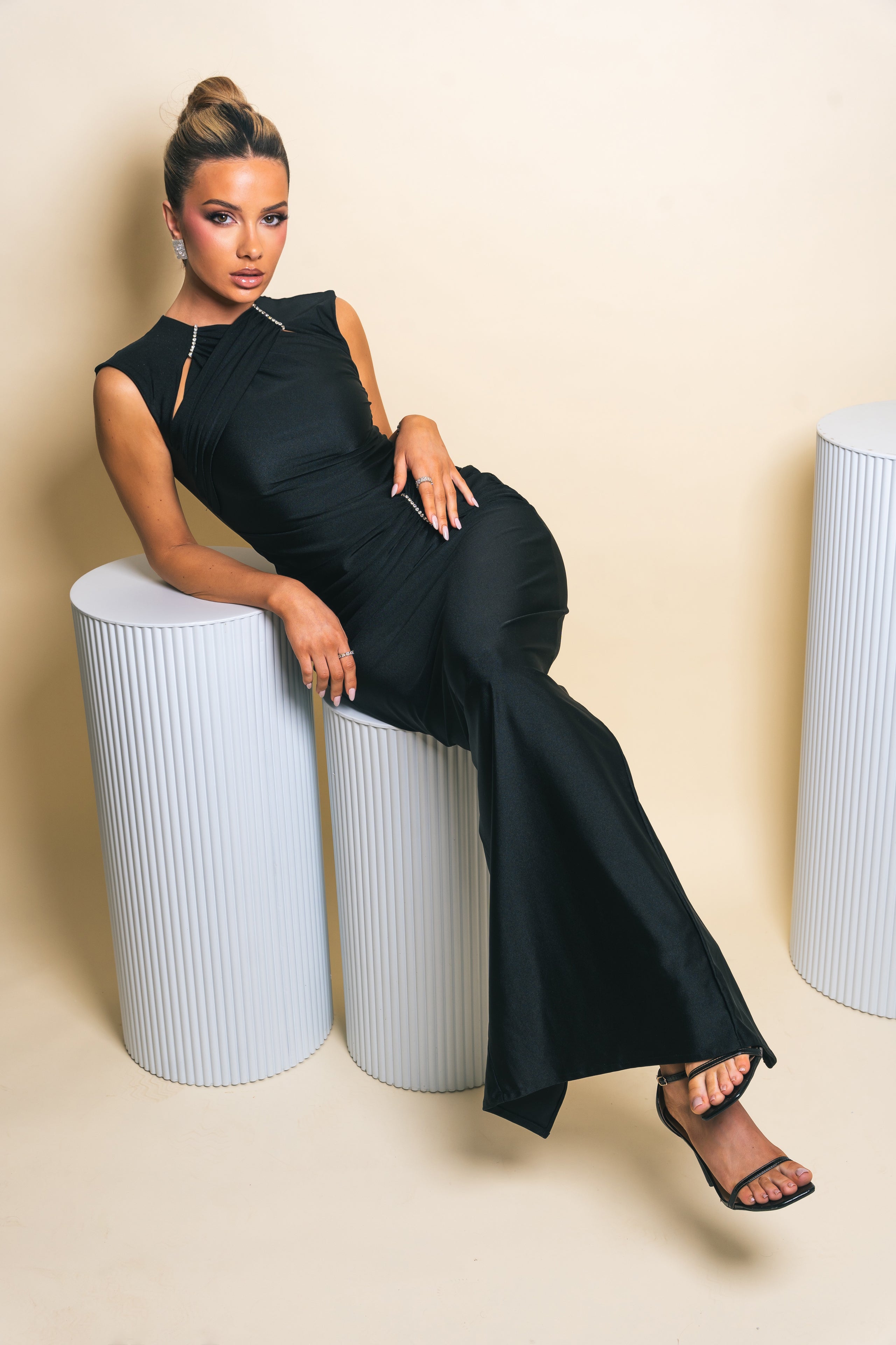 Elegant black dress with twisted bodice and side gathering