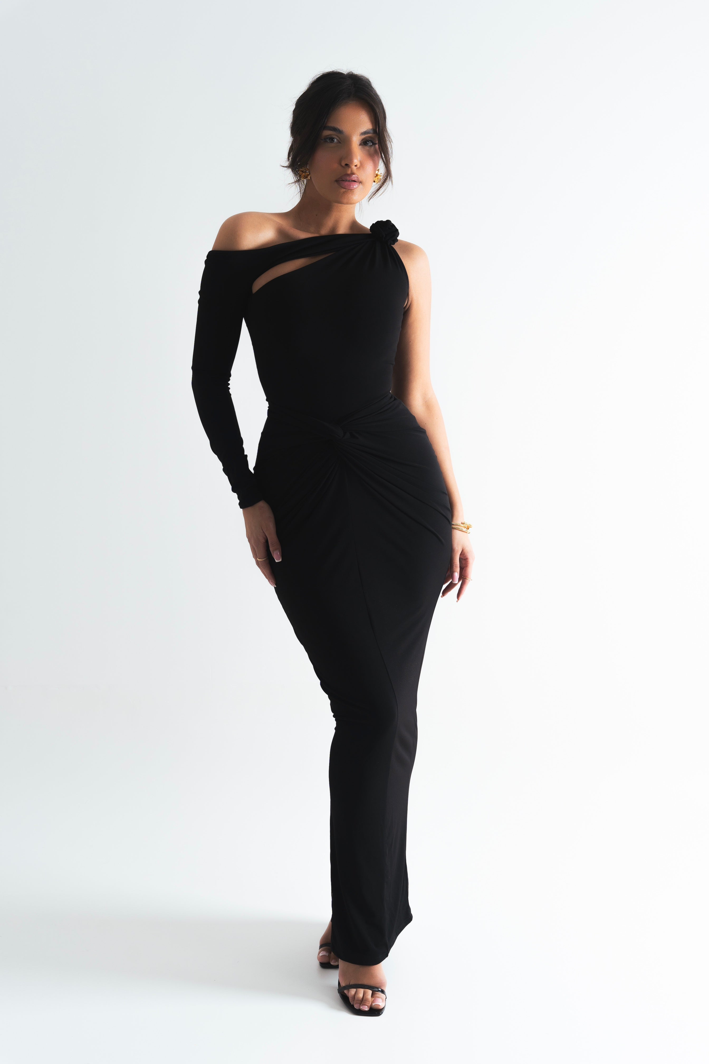 A stunning black evening gown featuring an asymmetrical one-shoulder design and a figure-hugging silhouette for a sophisticated look.