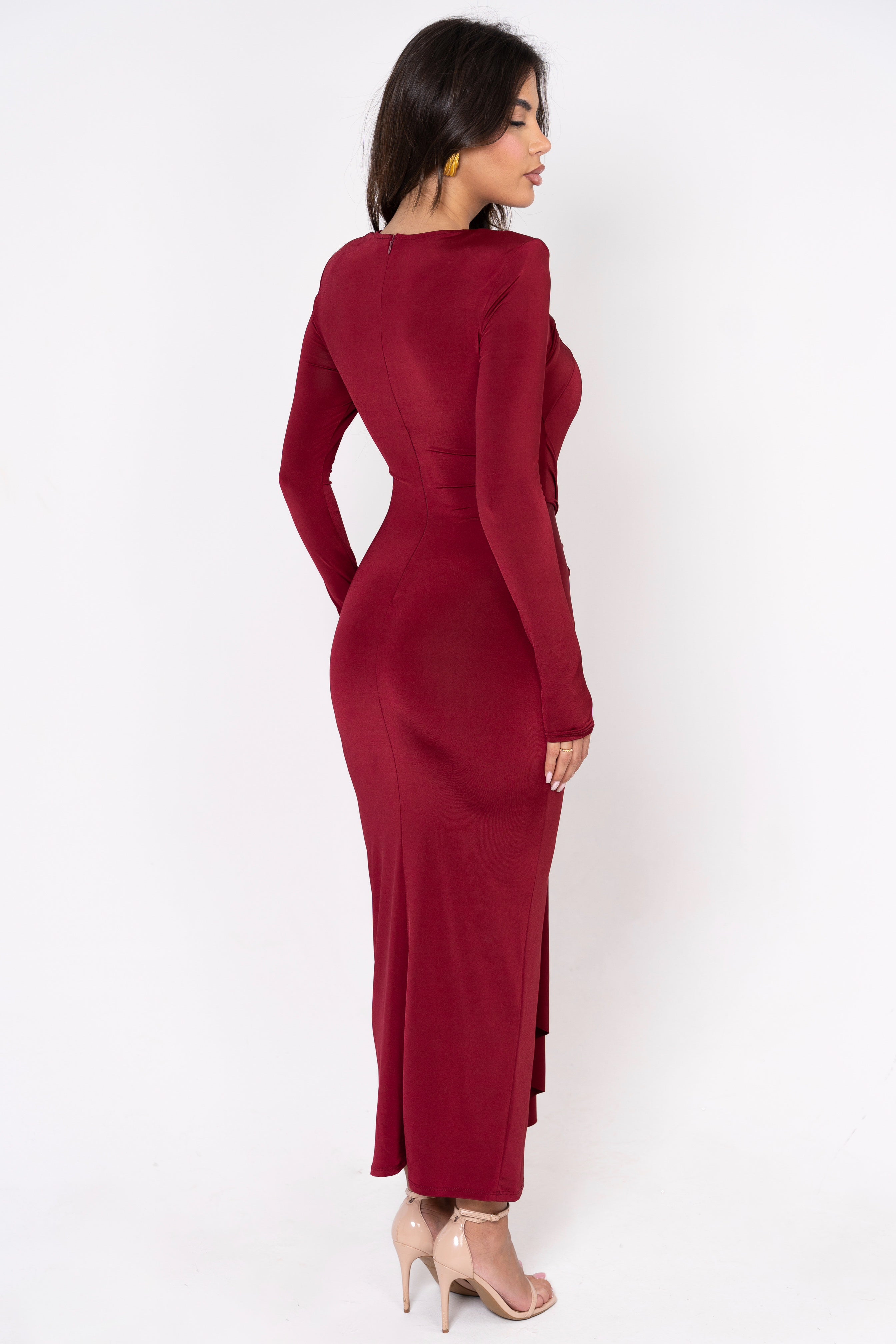 Luxurious burgundy dress with a high-fashion knotted accent