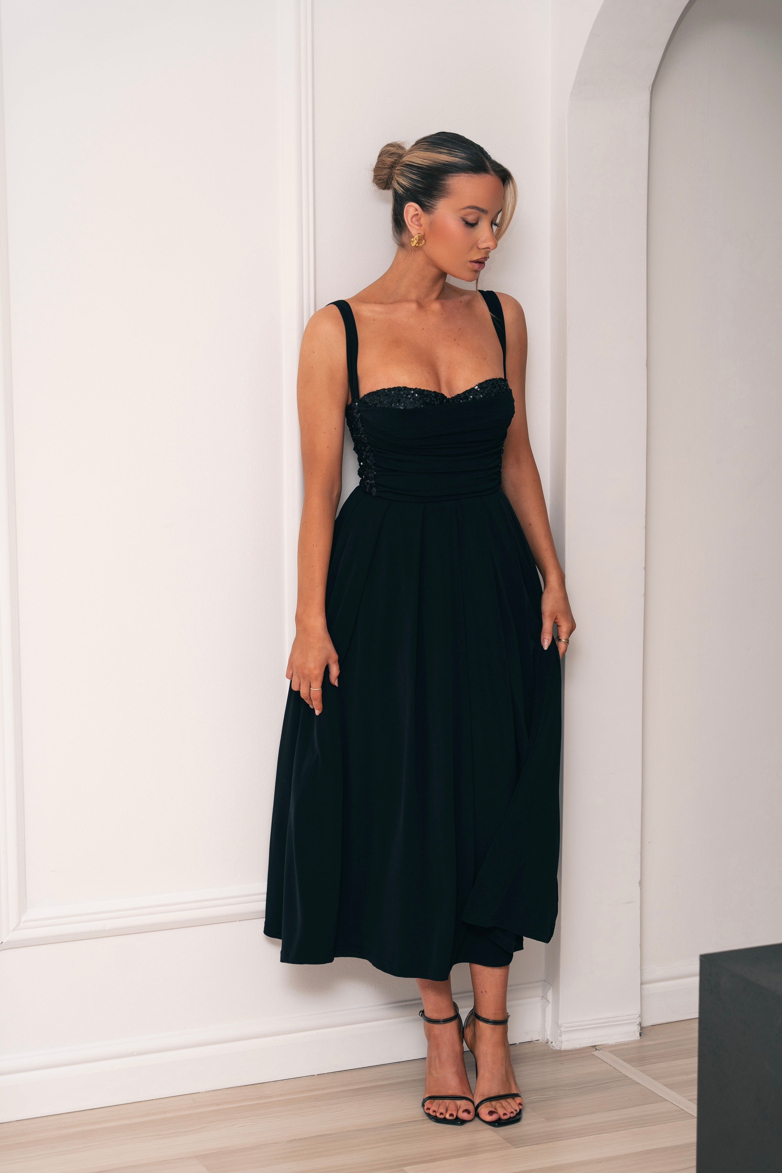 Timeless black dress with a sweetheart neckline and a flattering midi-length design.