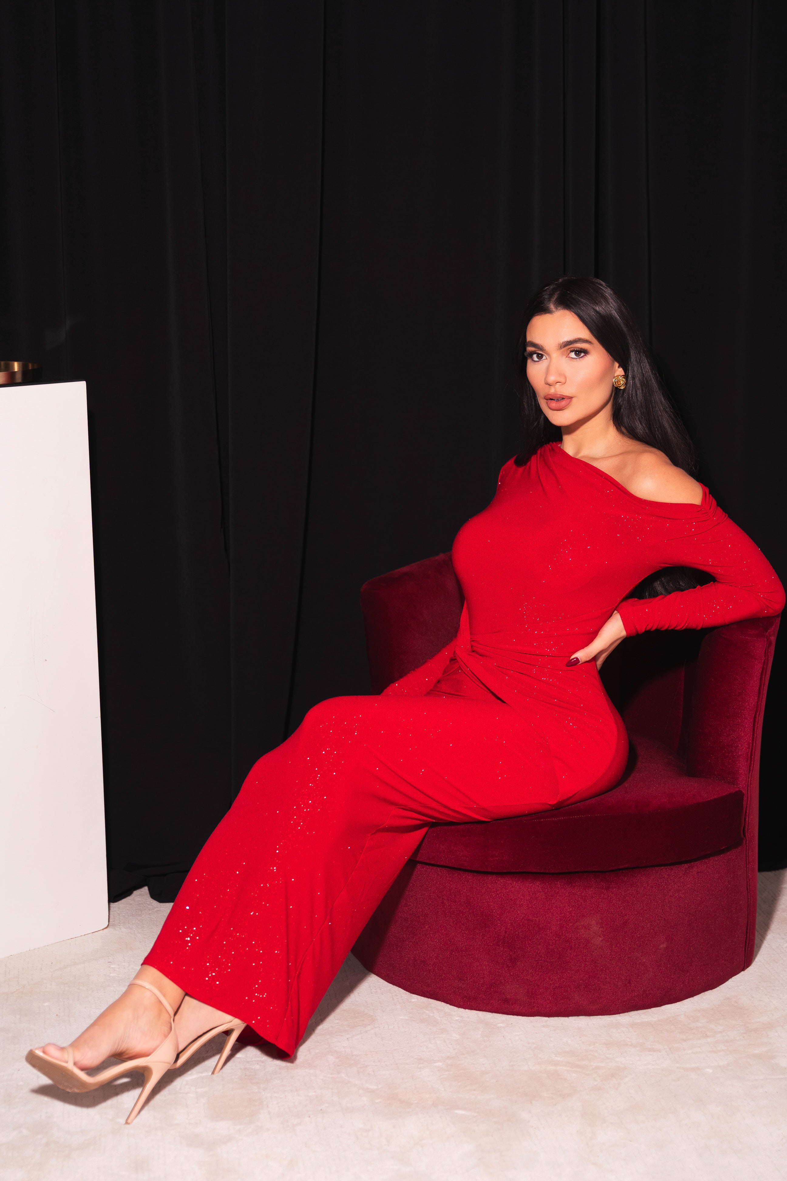 Classy one-shoulder red dress with gathered waist details and a refined, form-hugging design