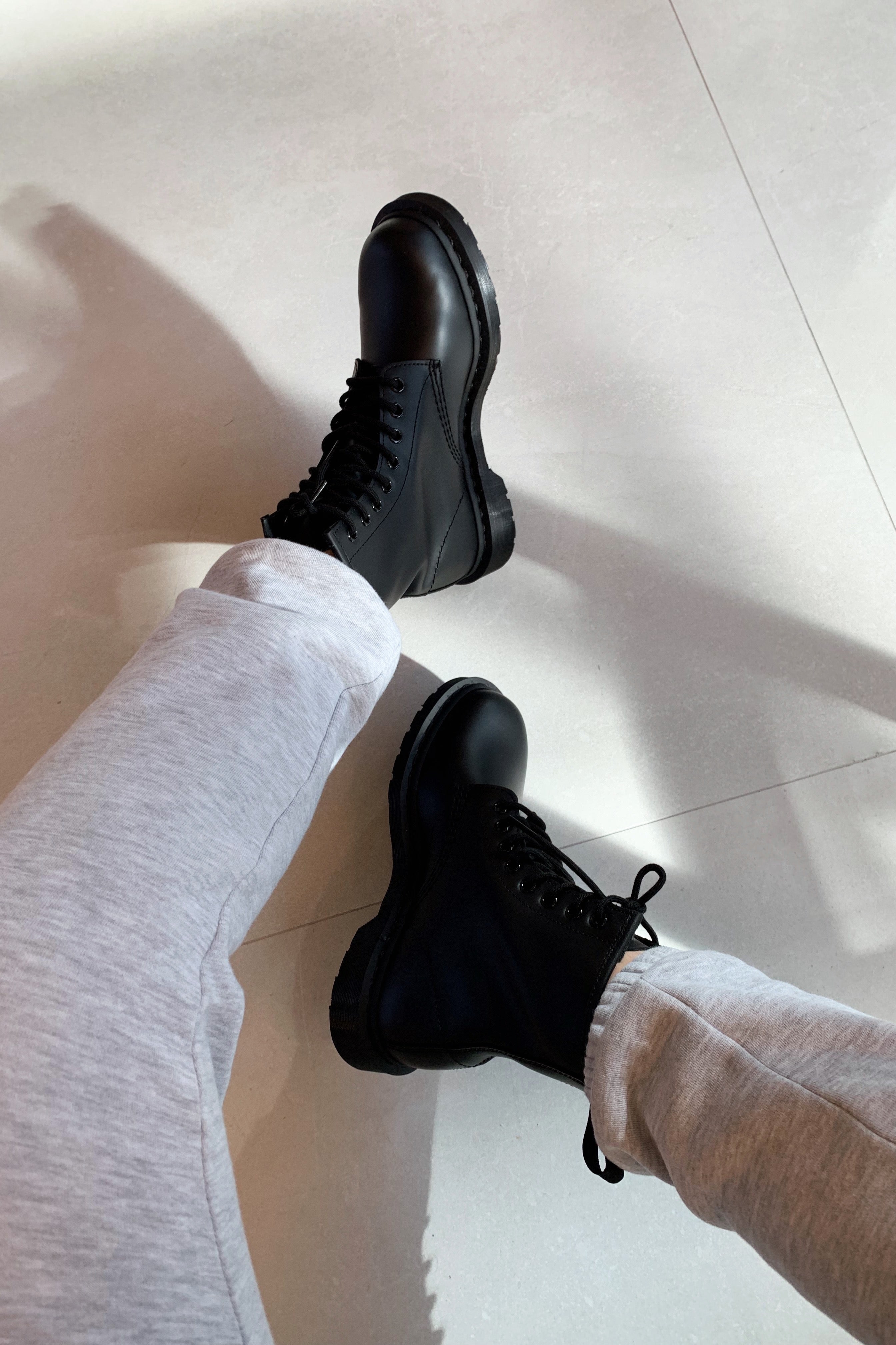 1460 Mono 8 Eye Boot Black Smooth