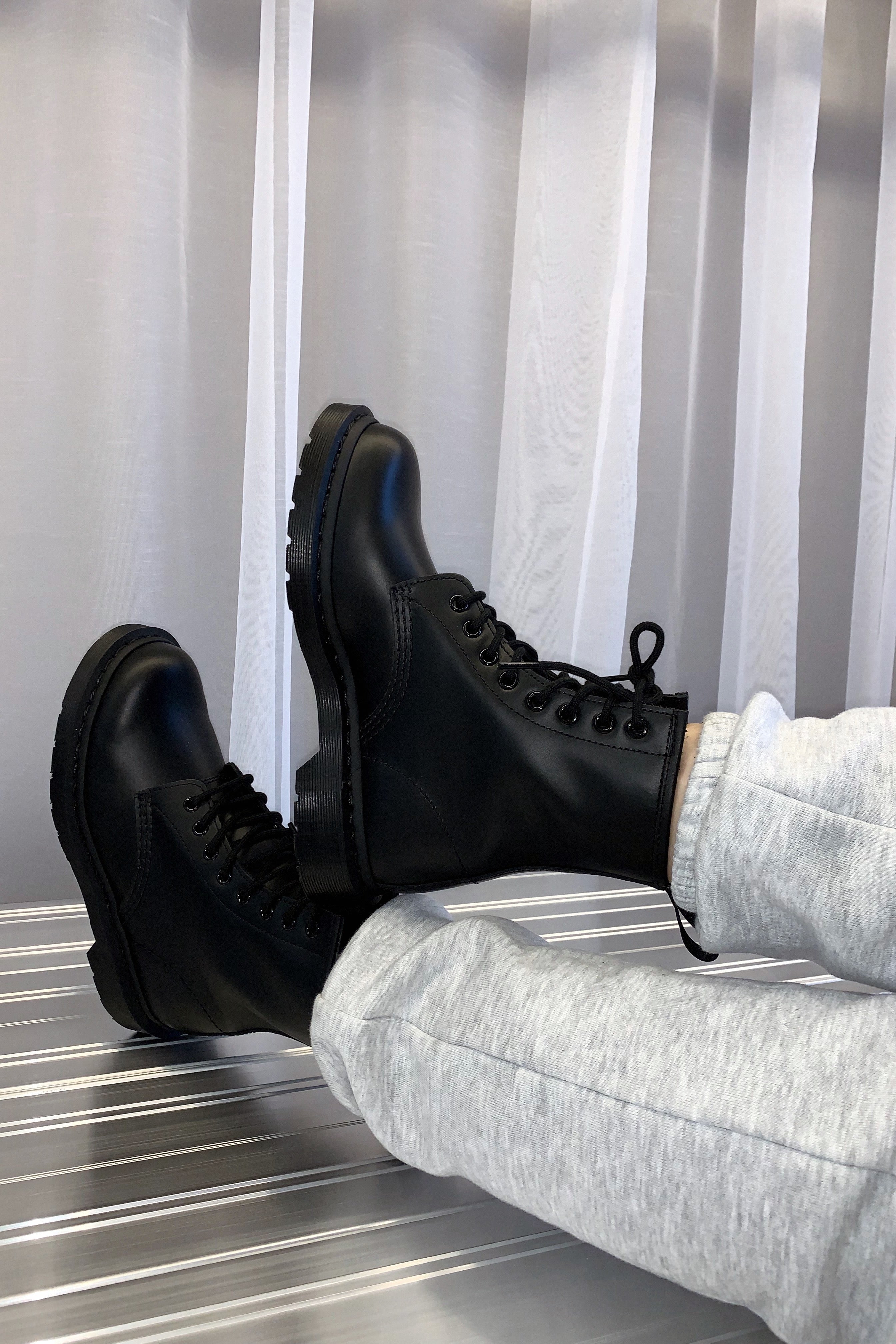 1460 Mono 8 Eye Boot Black Smooth