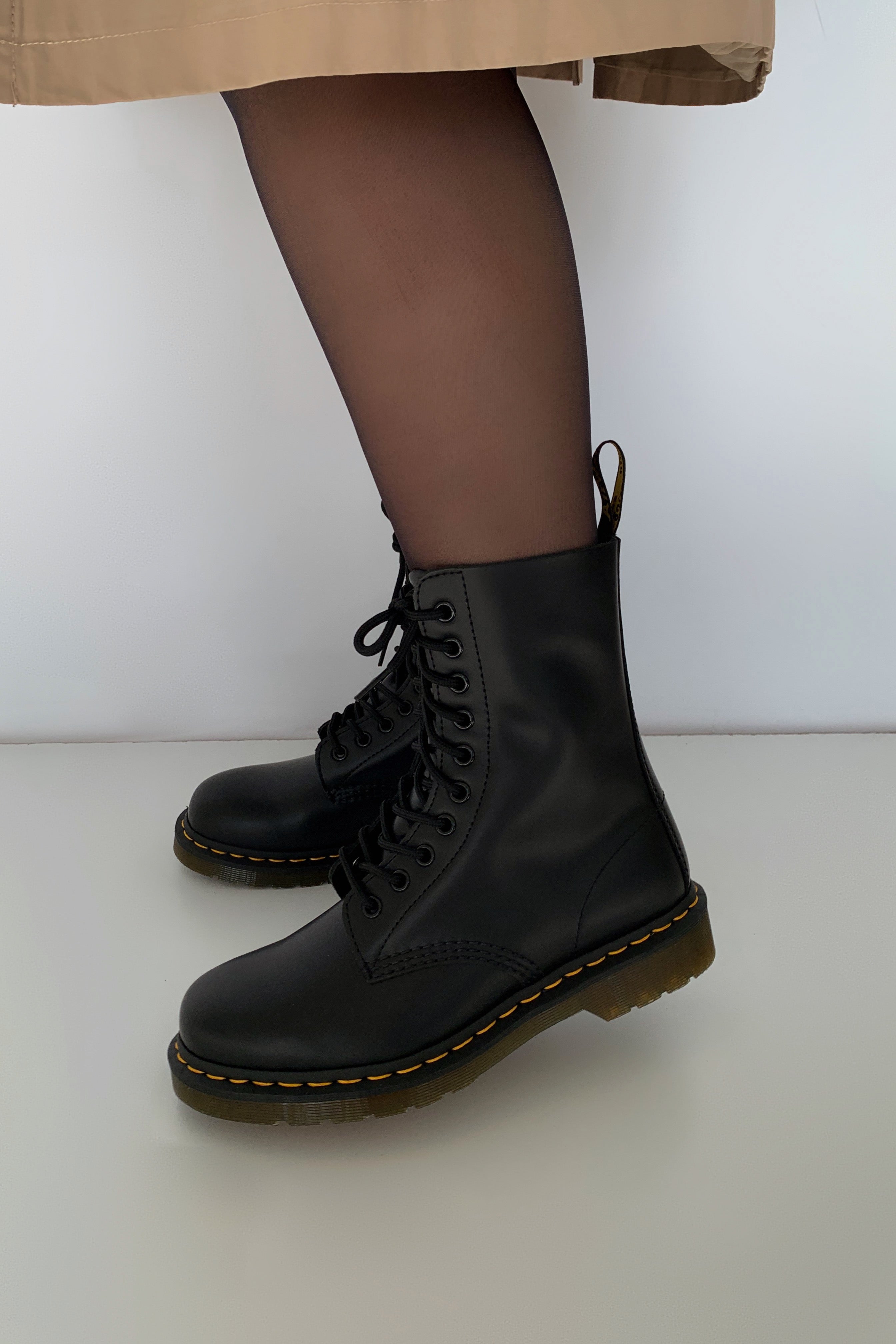 1490 10 Eye Boot Black Smooth